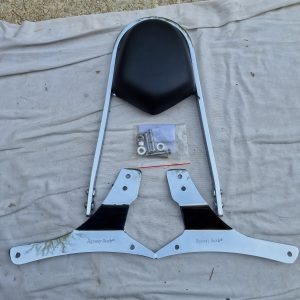Highway Hawk Sissy Bar "Wide" pour Kawasaki VN 1700 Classic / VNT70E - Hauteur à partir de l'aile environ 400 mm de haut en chrome - complet avec supports