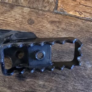 Repose-pied droite F650